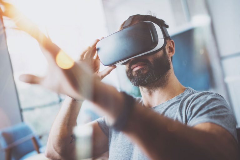 Mann mit VR-Brille